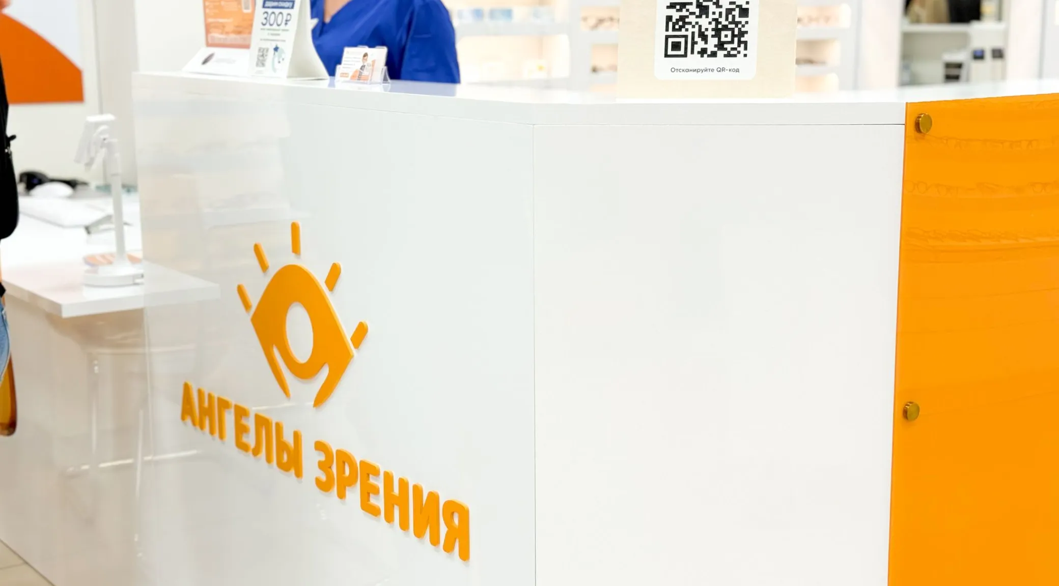 Оформление салона оптики: световой короб с маскотом и брендирование «Ангелы зрения» фото