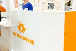 Оформление салона оптики: световой короб с маскотом и брендирование «Ангелы зрения» фото