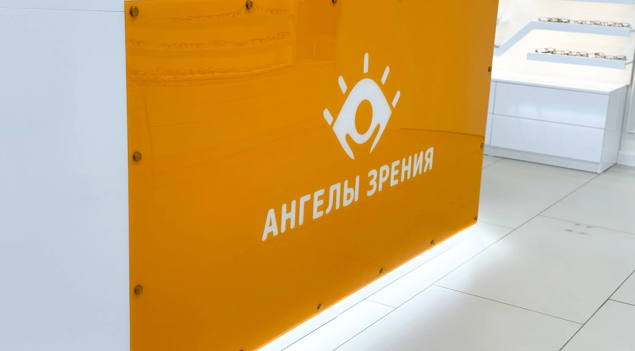 Оформление салона оптики: световой короб с маскотом и брендирование «Ангелы зрения» фото