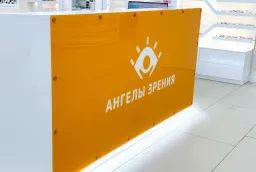Оформление салона оптики: световой короб с маскотом и брендирование «Ангелы зрения» фото