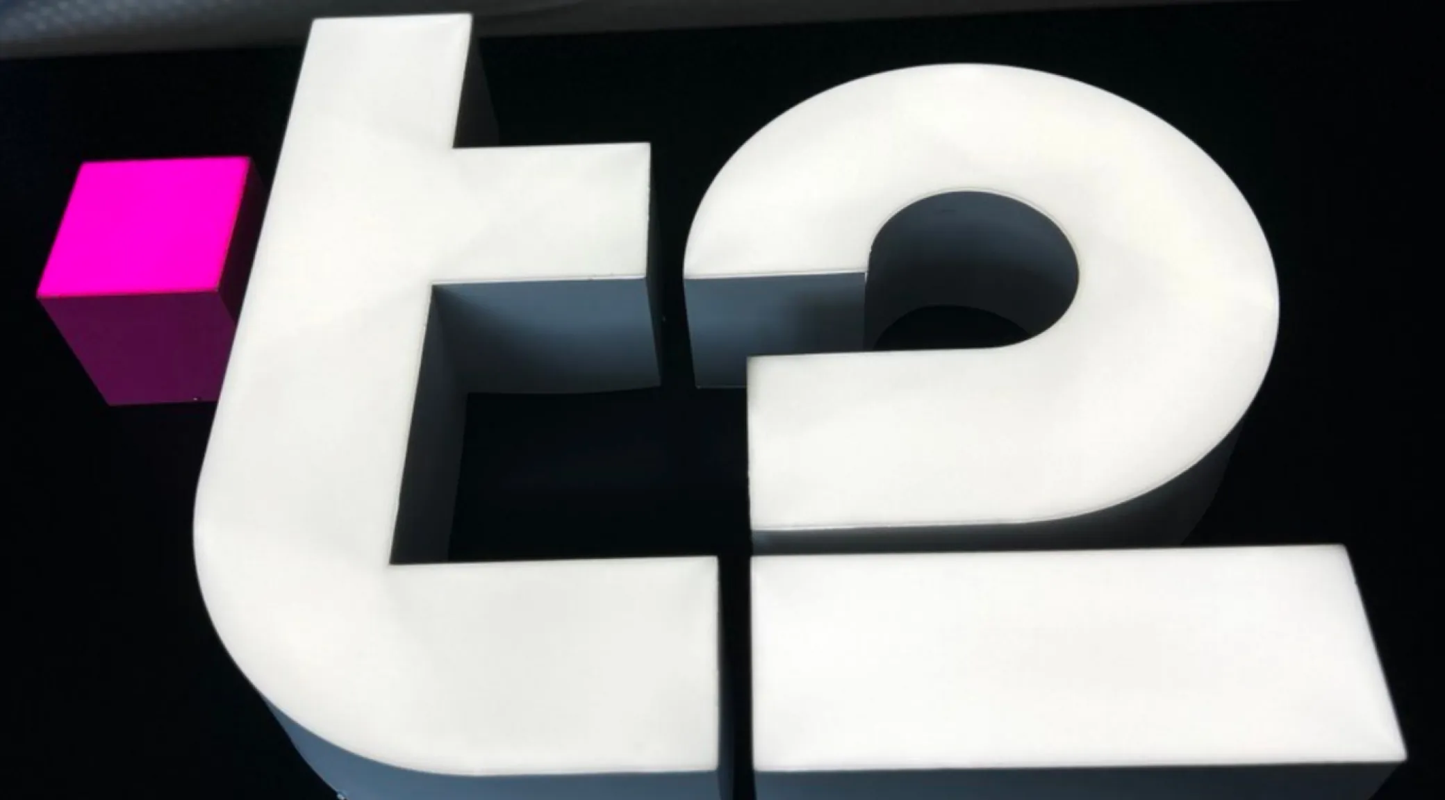 Ребрендинг сети салонов связи «T2» в Кировской области фото