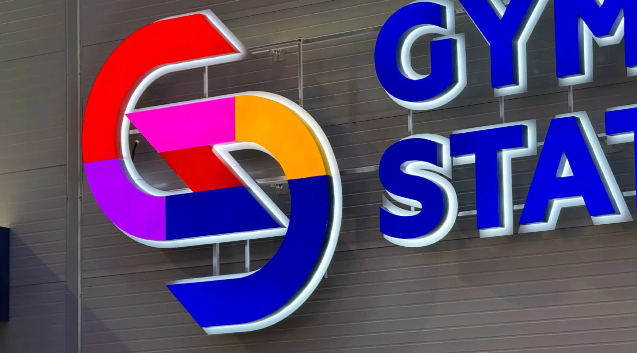 Световая вывеска для фитнес-клуба GYM STATION в ТРЦ GREEN HAUS — изготовление и монтаж фото