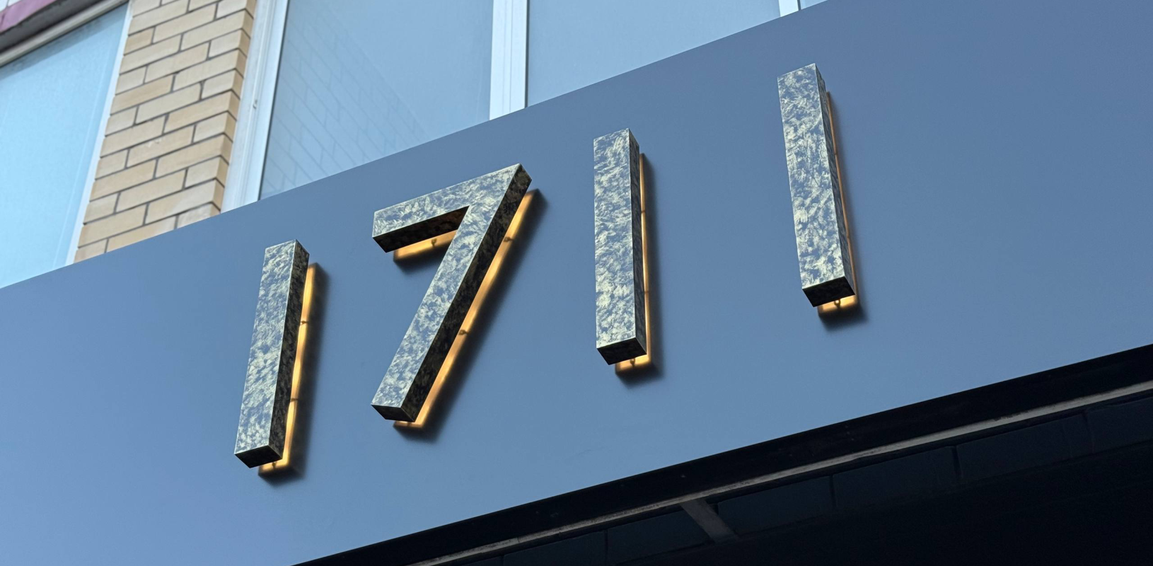 Световые объемные буквы для наружной рекламы фото