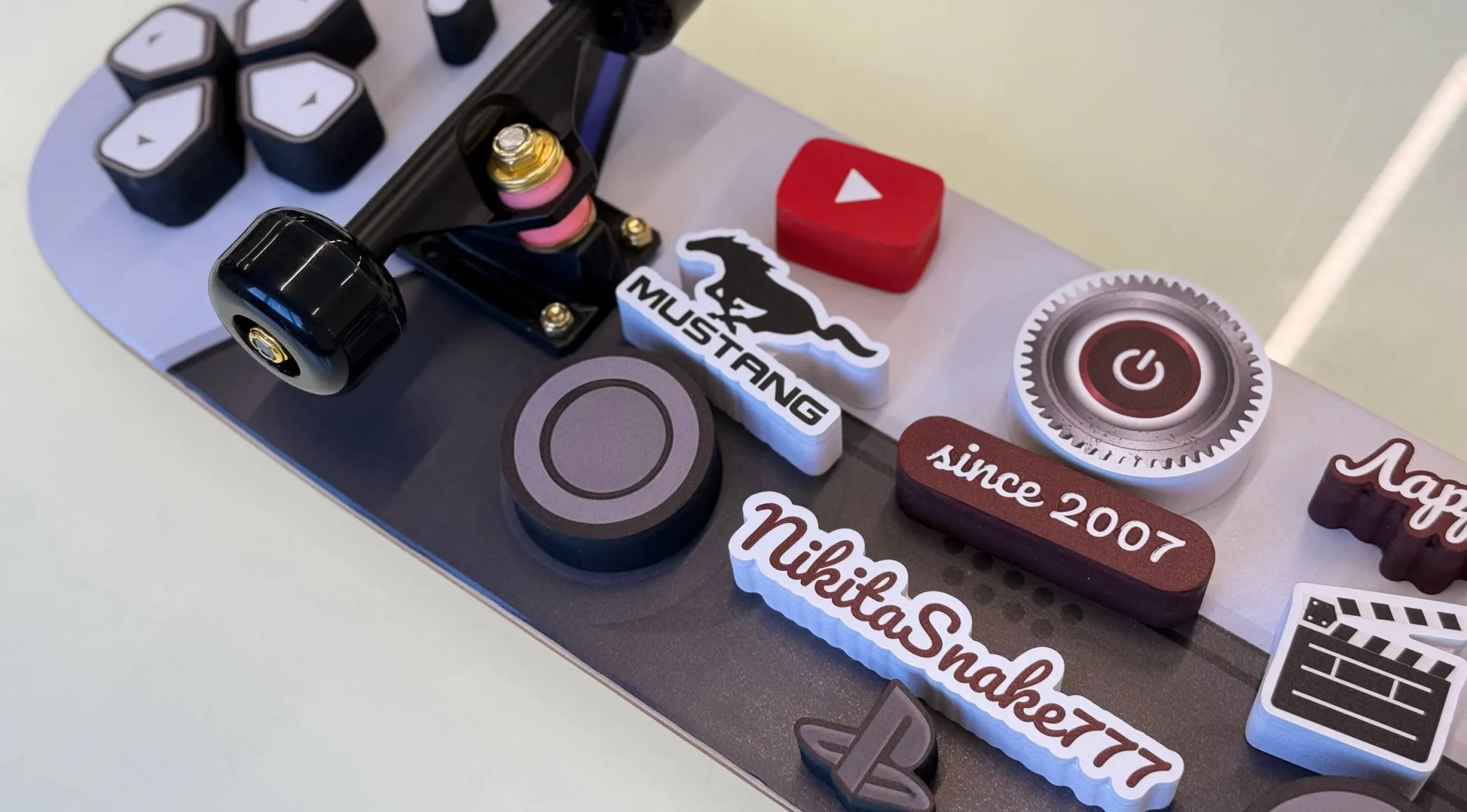 Индивидуальный подарок – скейт на заказ | Кейс компании по изготовлению вывесок фото