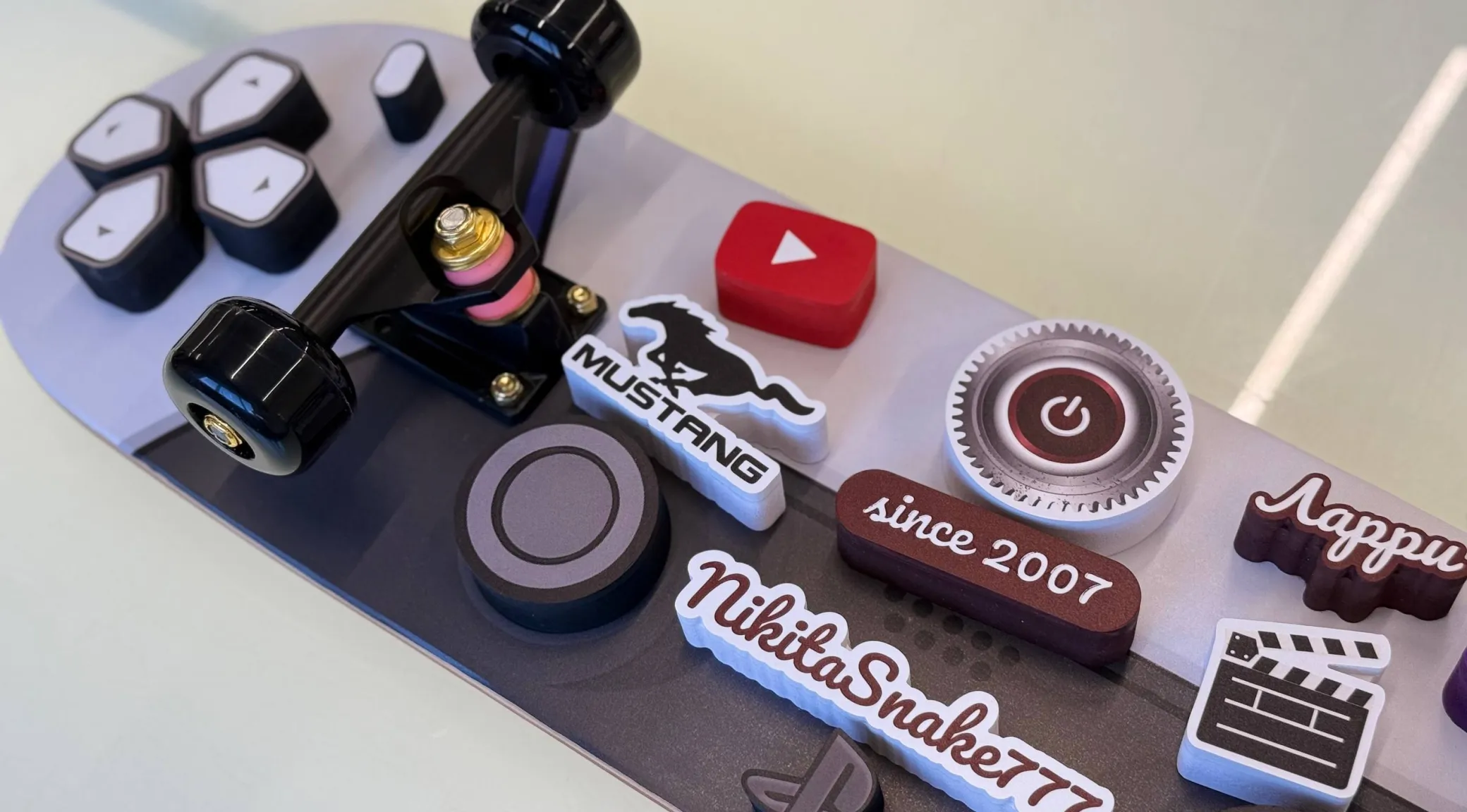 Индивидуальный подарок – скейт на заказ | Кейс компании по изготовлению вывесок фото