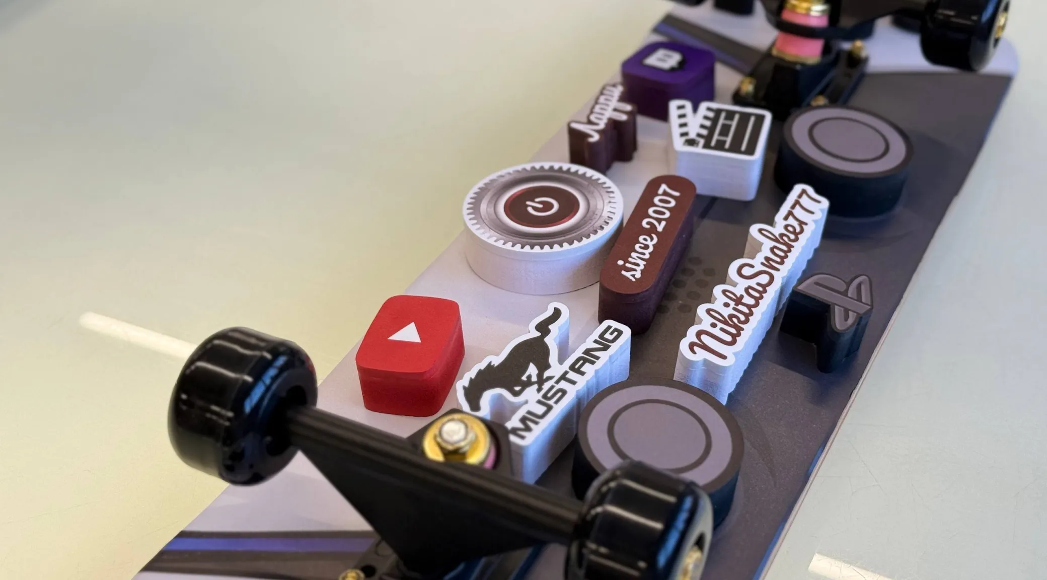 Индивидуальный подарок – скейт на заказ | Кейс компании по изготовлению вывесок фото