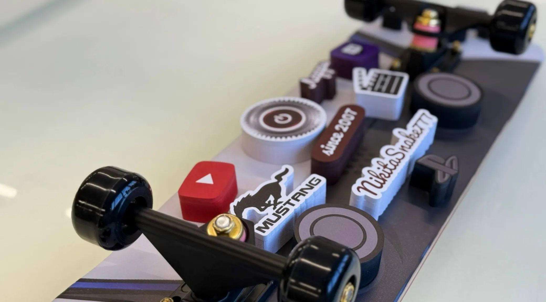 Индивидуальный подарок – скейт на заказ | Кейс компании по изготовлению вывесок фото