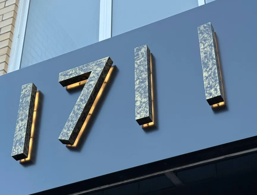 Вывеска для барбершопа в Кирове с контражурной подсветкой — обновление и изготовление фото