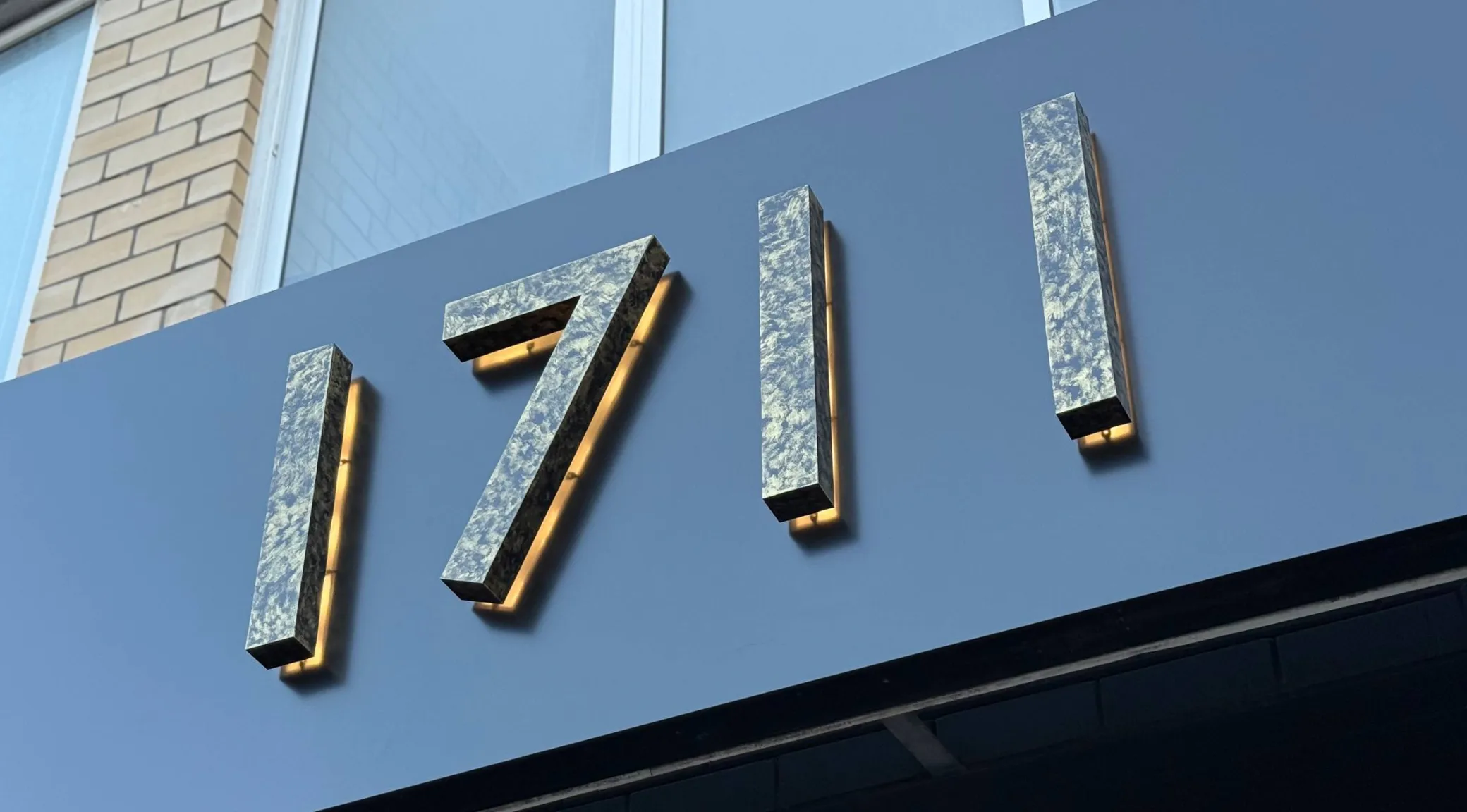 Вывеска для барбершопа в Кирове с контражурной подсветкой — обновление и изготовление фото