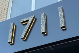 Вывеска для барбершопа в Кирове с контражурной подсветкой — обновление и изготовление фото