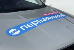 Оклейка автомобиля рекламной плёнкой для автошколы «Первая миля» в Кирове фото